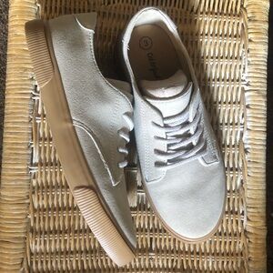 💜💜3 for $15💜💜Cat & Jack’s- size 3 (girl) Tan Laced Shoes